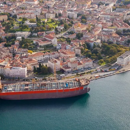 Main Square With Sea View プーラ