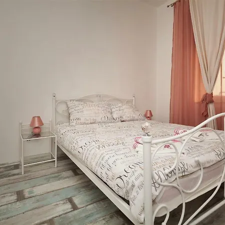 Main Square With Sea View 풀라