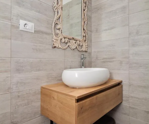 Main Square With Sea View Appartement Pula