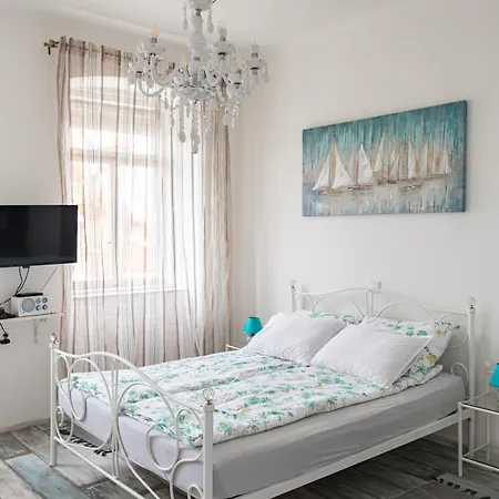 Main Square With Sea View Apartment *