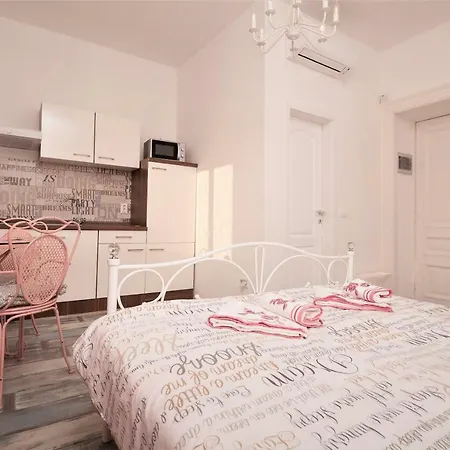 Main Square With Sea View Apartment Pula