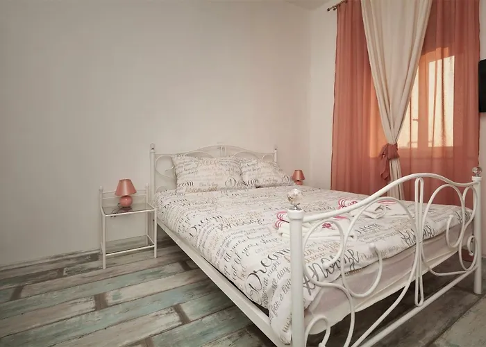 Main Square With Sea View Пула